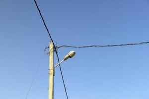 lignes électriques à haute tension montées sur des poteaux en béton photo