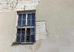 partie du mur d'un immeuble ancien avec du plâtre endommagé photo