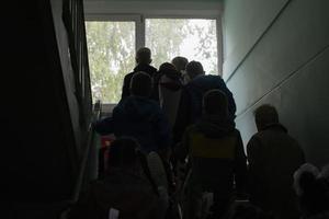 les écoliers montent les escaliers. enfants dans le bâtiment de l'école. les élèves montent en classe. photo