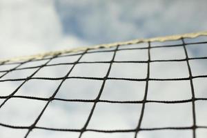 filet de tennis. grille contre le ciel. équipement sportif. photo