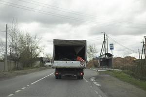 camion sur route. transport de marchandises. voiture sur autoroute. photo