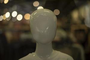 tête sans visage. mannequin en magasin. photo