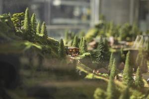 ville de montagne en miniature. arbres en plastique. photo