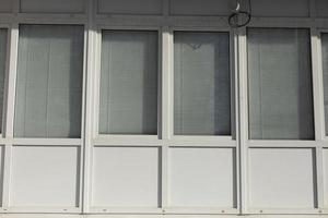 fenêtre en plastique. cadres de fenêtre blancs dans le bâtiment. photo