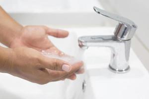 hygiène. nettoyer les mains. se laver les mains avec du savon sous le robinet avec de l'eau paye la saleté. prévenir stériliser la maladie des bactéries germinales. notion de soins de santé. photo