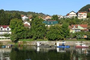 vue sur la ville de visegrad en bosnie-herzégovine et la rivière drina photo