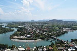 vue sur les environs de la ville de shkoder en albanie et la rivière buna depuis la hauteur de la forteresse de rosafa photo