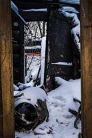 vieille maison cassée en hiver photo