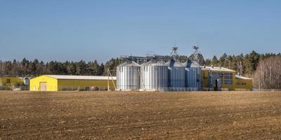 vue panoramique sur l'élévateur à greniers agro-silos sur l'usine de fabrication agro-industrielle pour le traitement du nettoyage par séchage et le stockage des produits agricoles, de la farine, des céréales et des grains. photo