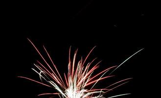 feux d'artifice sur ciel sombre photo