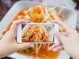 prendre une photo de salade de papaye thaïlandaise