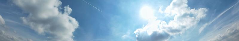 beaux et spectaculaires nuages sur la ville britannique photo