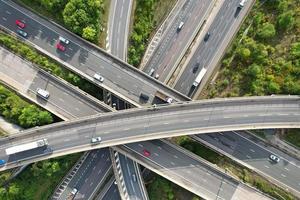 vue aérienne des autoroutes britanniques avec un trafic rapide photo