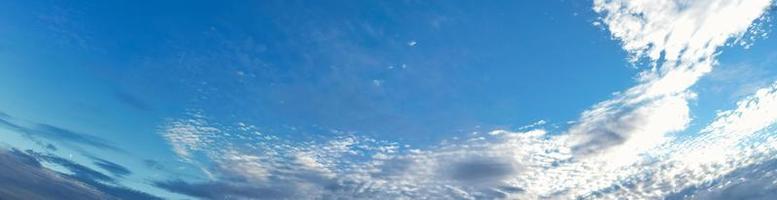 beaux et spectaculaires nuages sur la ville britannique photo