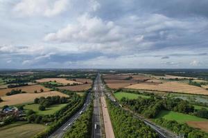 vue aérienne des autoroutes britanniques avec un trafic rapide photo