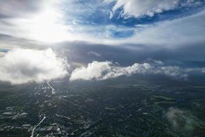 nuages dramatiques et magiques sur la ville photo