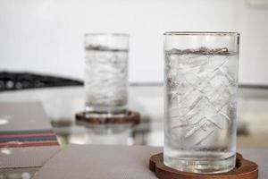 verres d'eau fraîche fraîche sur la table photo