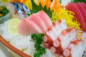 sashimi frais sur glace photo