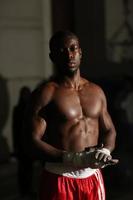 boxeur mâle afro-américain en short rouge au gymnase photo