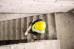 ingénieur professionnel sur le chantier de construction de maisons photo