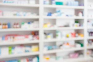 pharmacie pharmacie arrière-plan flou abstrait avec des médicaments et des produits de santé sur les étagères photo