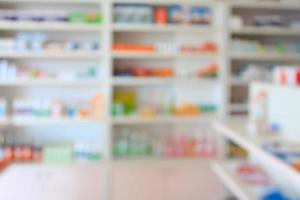 brouiller les étagères de médicaments dans la pharmacie photo