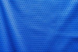 maillot de football de vêtements de sport en tissu de couleur bleue avec fond de texture en maille d'air photo