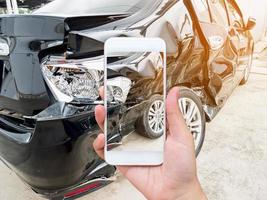 femme tenir smartphone mobile photographier accident de voiture photo