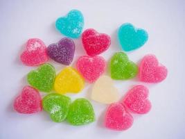 Bonbons coeurs colorés sur fond blanc pour la Saint-Valentin photo