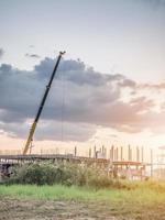 construction de maisons sur chantier avec camion-grue photo