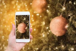 femme prenant des photos de décorations de noël