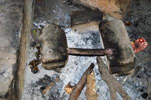 poêle en brique traditionnel pour cuisiner avec du bois de chauffage photo