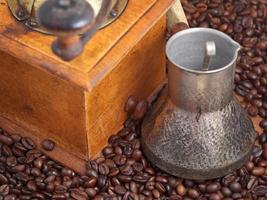 moulin à café manuel rétro sur grains torréfiés photo