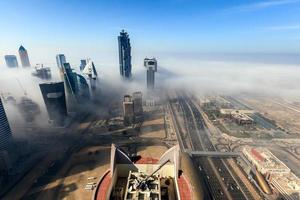 le brouillard matinal couvre la zone de la baie des affaires de dubai. photo
