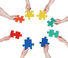 cercle de mains de personnes avec des pièces de puzzle photo
