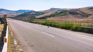 autoroute principale dans la partie intérieure de la sicile en été photo