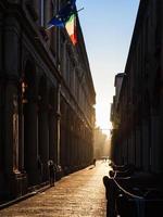 la lumière du soleil sur via zamboni à bologne photo