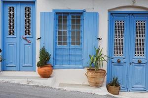 rue étroite et colorée dans le village de kritsa sur l'île de crète photo