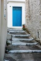 rue étroite et colorée dans le village de kritsa sur l'île de crète photo