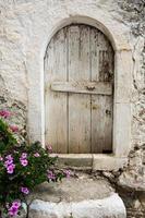 rue étroite et colorée dans le village de kritsa sur l'île de crète photo