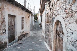 rue étroite et colorée dans le village de kritsa sur l'île de crète photo