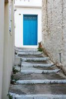 rue étroite et colorée dans le village de kritsa sur l'île de crète photo