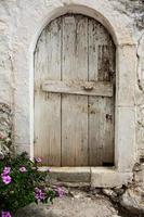 rue étroite et colorée dans le village de kritsa sur l'île de crète photo