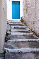rue étroite et colorée dans le village de kritsa sur l'île de crète photo
