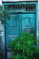 rue étroite et colorée dans le village de kritsa sur l'île de crète photo