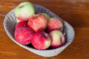 pommes fraîches dans un panier de paille photo