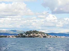 île avec village en mer adriatique photo