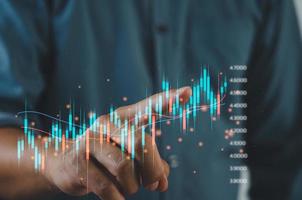 concept de financement et d'investissement des entreprises. fonds d'investissement boursiers et cryptographiques. homme d'affaires analysant ou négociant des graphiques forex du graphique en chandelier de données financières. photo