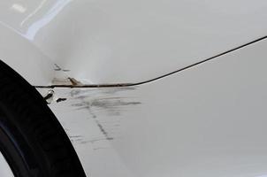 accident de voiture blanche avec écorchures. concept d'entreprise d'assurance automobile. photo