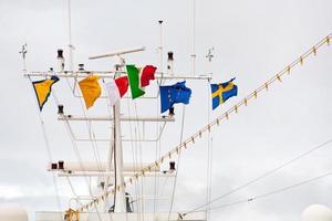 fanions sur l'antenne de navigation du paquebot de croisière photo